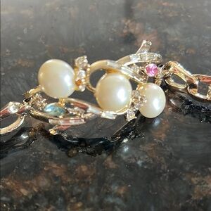 Elegant Gold and Pearl Bracelet